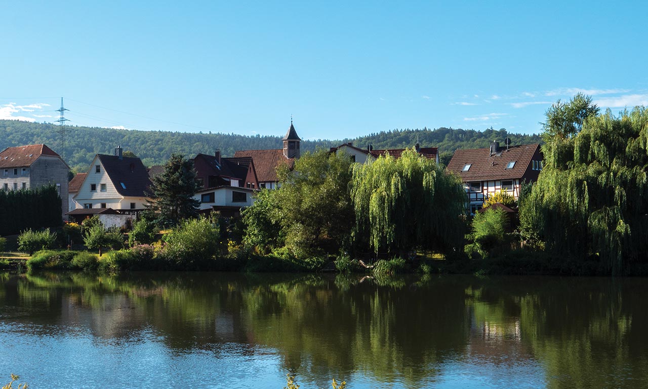Das Dorf von der Fulda aus gesehen